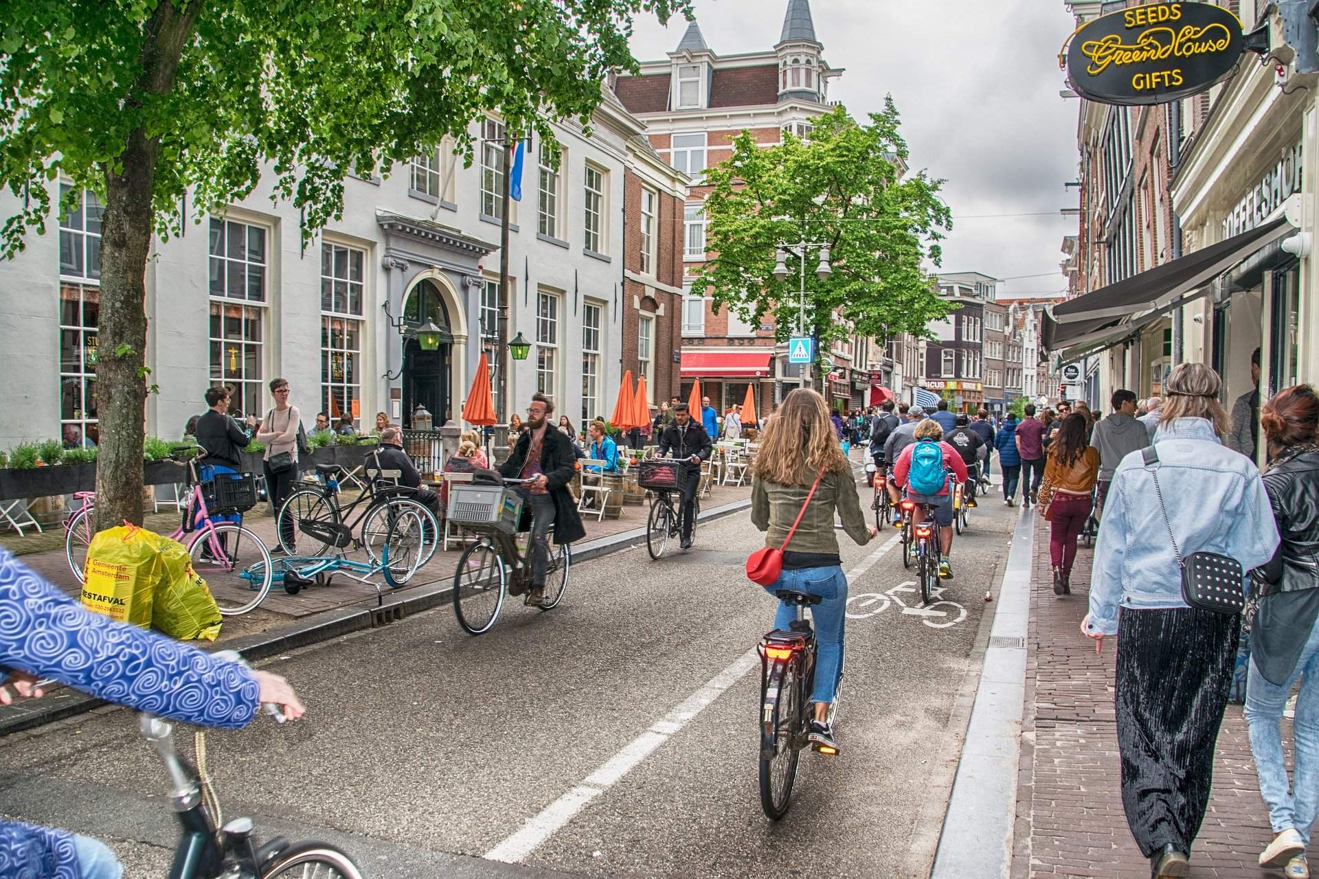 Busreis dagtrip Amsterdam koopzondag ©Ernesto Velázquez from Pixabay